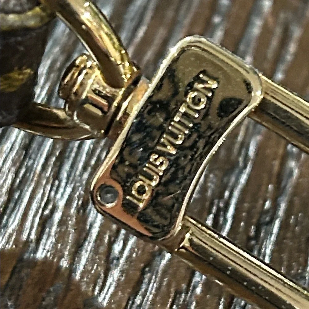 Louis Vuitton Authentic
Monogram Shoulder Strap - Picture 2 of 4